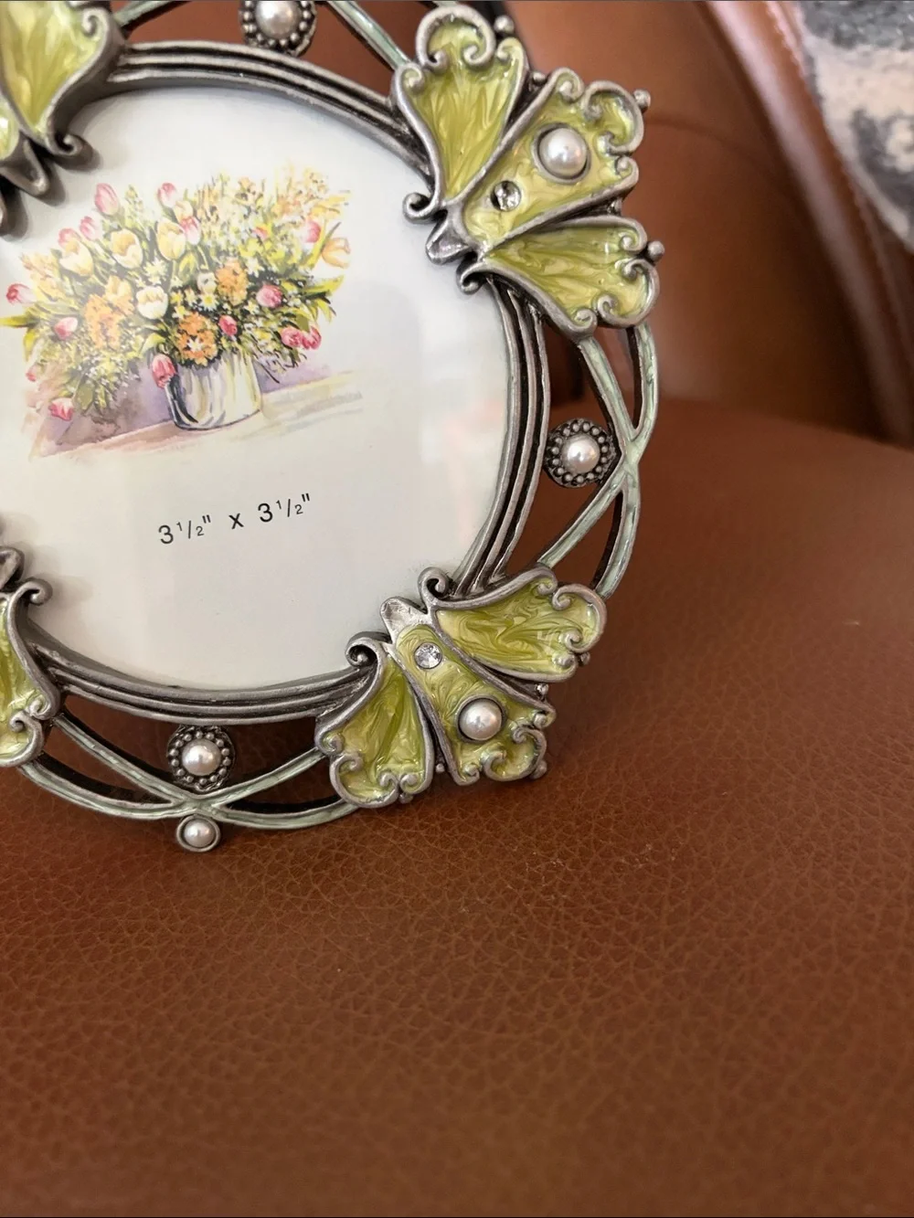 Decorative Round Photo Frame in Pale Green and Silver